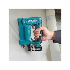 MAKITA Agrafeuse Sans Fil 10.8V 2.0Ah - ST113DSAJ -Perceuse Visseuse Soldes makita agrafeuse sans fil 108v 20ah st113dsaj 1