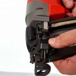 Cloueur Pneumatique Et Sans Fil MILWAUKEE Cloueur 16GA 63mm 18V 2Ah - M18 CN16GA -202X - 4933451570 -Perceuse Visseuse Soldes milwaukee cloueur 16ga 63mm 18v 2ah m18 cn16ga 202x 4933451570 2